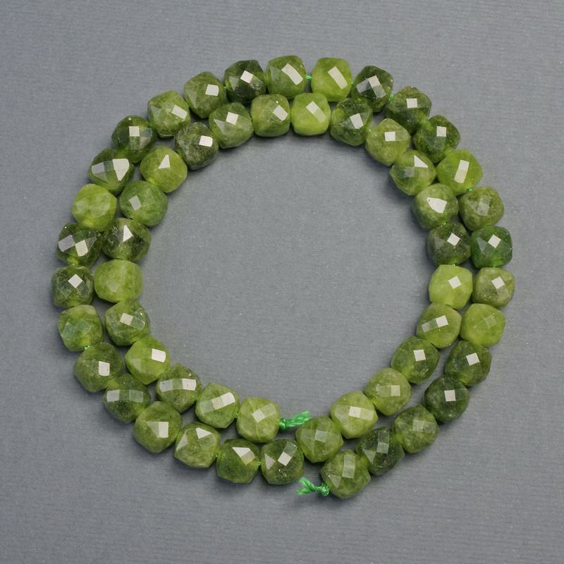 Perlen aus Naturjadeit – facettierte Würfel, Größe ca. 5×5 mm, Länge ca. 37 cm