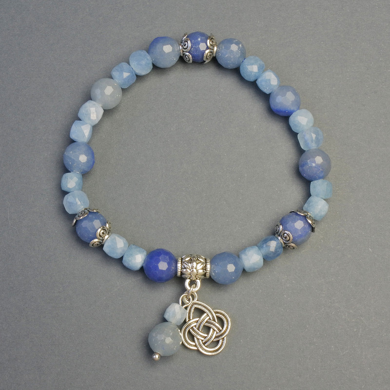 Armband aus Aquamarin und blauem Aventurin mit Anhänger in Knotenform, Durchmesser 6 mm ± und 8 mm ±, Länge 18 cm ±, Stretcharmband