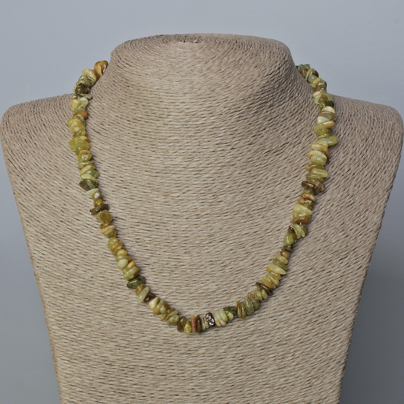 Kette aus Grossular (grüner Granat), Granatsplitter aus Naturstein, Durchmesser 8×4–10×3 mm, Länge ca. 47 cm