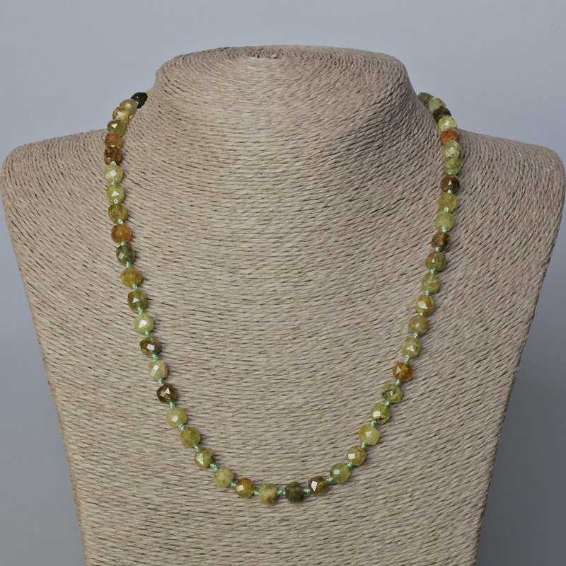 Kette aus Grossular (grüner Granat), facettierte Würfelsteine, Durchmesser 6×6 mm, Länge 51 cm+