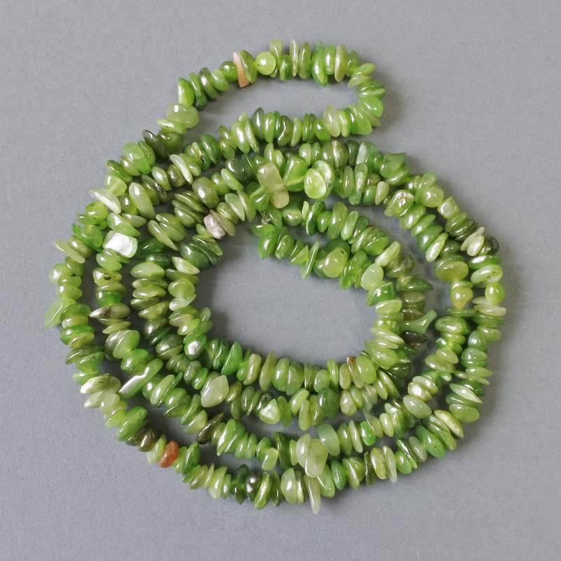 Jadeit-Granulat-Perlen aus Naturstein, Durchmesser 9×2 mm, Länge ca. 79 cm, auf Faden