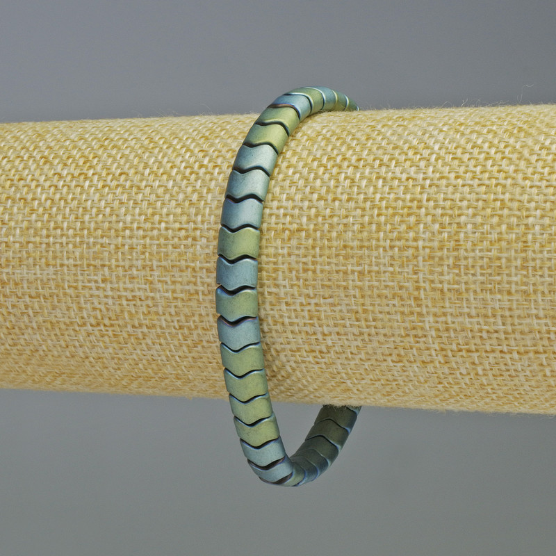 Hämatit-Armband Schlangenform Zickzack-Wellenmuster Chamäleon-Grün matt, Durchmesser 7×5×5 mm ±, Länge 18 cm ±, Stretch