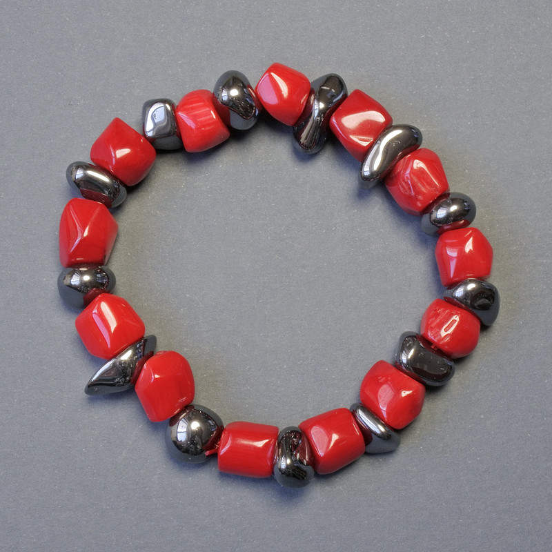 Armband aus Korallenstücken, mit Hämatit-Einlagen, facettiert, Länge 18 cm, Stretcharmband