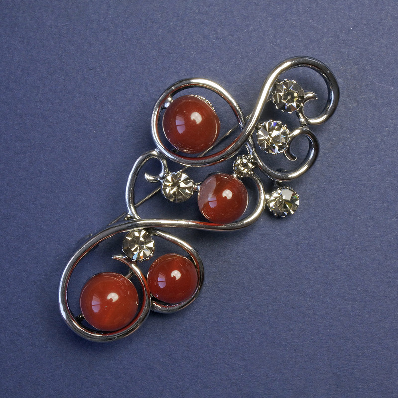 Brosche mit Karneol und grauen Strasssteinen, Metallfarbe Silber, 75×37 mm+