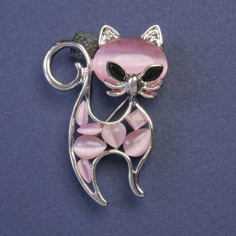 Brosche mit Anhänger «Kätzchen» rosa Katzenauge, silberfarbenes Metall, 30×45 mm+