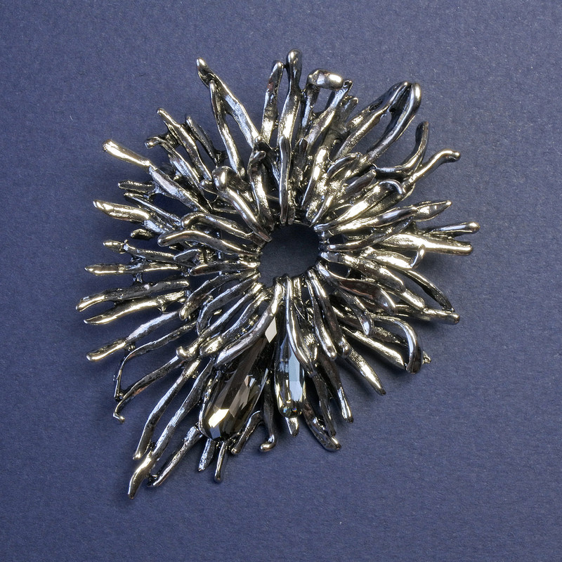 Blume mit grauen Kristallen – Brosche und Anhänger, silberfarbenes Metall, 70×55 mm