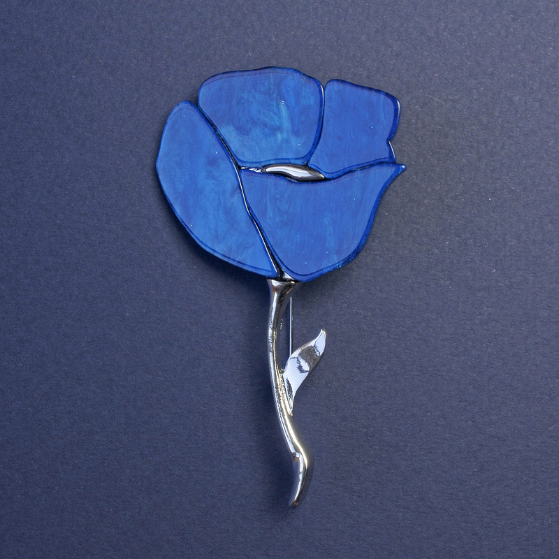 Brosche Blauer Mohn perlmuttfarben mit Glitzersteinen silberfarbenes Metall 76 × 46 mm+