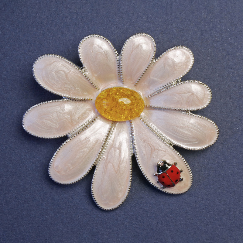 Brosche Blume mit Marienkäfer, 56 × 52 mm ±, rosa und gelbe Emaille, silberfarbenes Metall