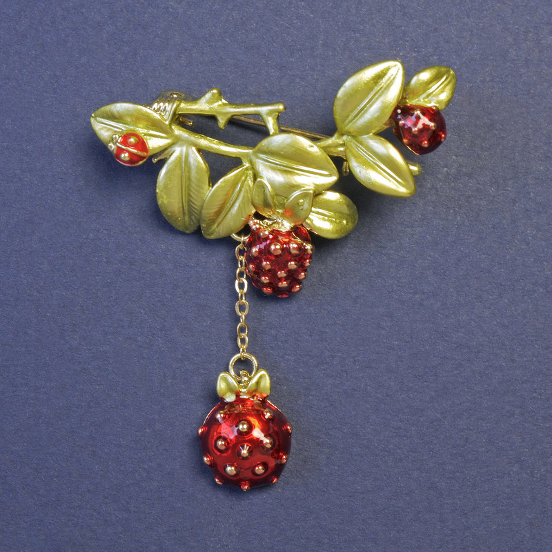 Brosche mit Anhänger Brombeere, rote und grüne Emaille, goldfarbenes Metall, 43 × 55 mm+