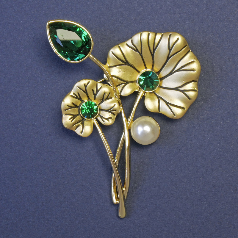 Boutonnière-Brosche aus Blumen mit grünen Strasssteinen, 62×44 mm ±, goldfarbenes Metall