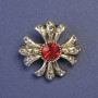 Brosche „Akzent“ mit rotem Kristall im Malteserkreuz 30×30 mm ± silberfarbenes Metall