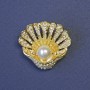Brosche in Muschelform mit weißer Perle, mit Strasssteinen besetzt, 28 × 28 mm ± goldfarbenes Metall