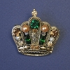 Brosche Krone mit grünen und gelben Strasssteinen und Perlen, 40×40 mm, goldfarbenes Metall