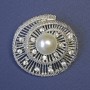 Brosche 'Akzent' mit weißer Kunstperle und weißen Strasssteinen, 42×42 mm, silberfarbener Metall