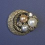 Brosche „Akzent“ Halbmondform mit Perlen (künstliche) 35×40 mm ± goldfarbenes Metall