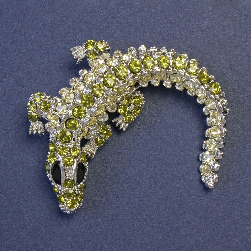Brosche-Anhänger Krokodil, mit weißen und grünen Strasssteinen, silberfarbenes Metall, 49×49 mm+