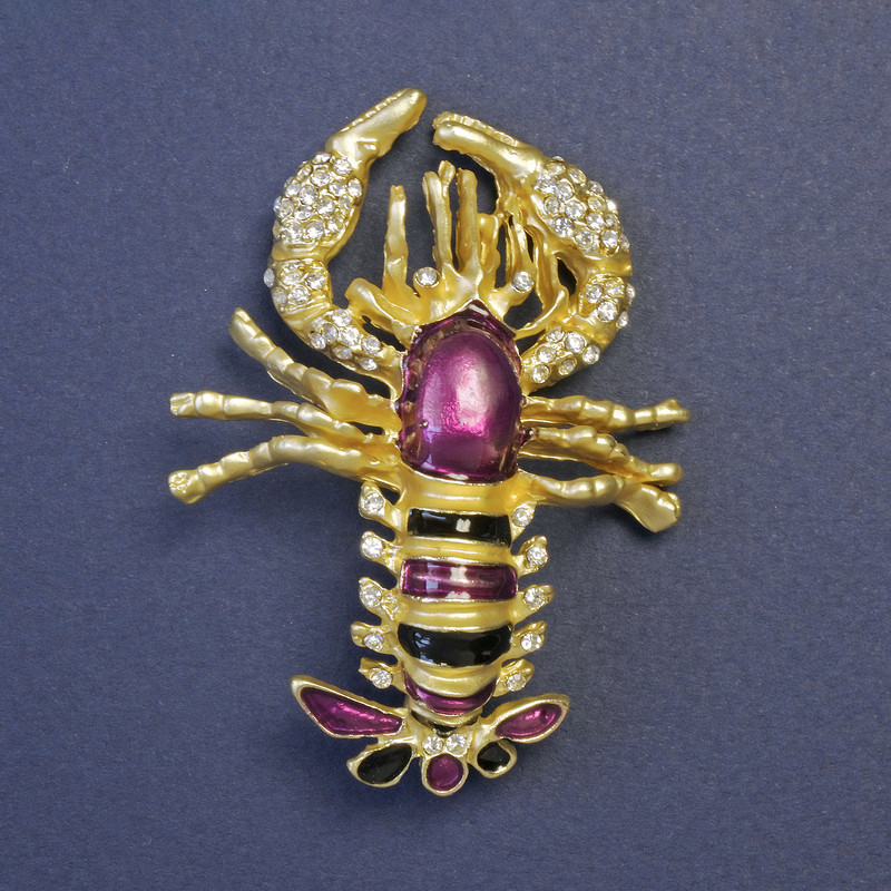 Brosche Omar – violette und schwarze Emaille auf goldfarbenem Metall 58×43 mm