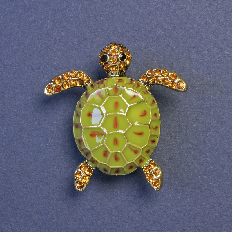 Brosche 'Schildkröte' grüne Emaille, gelbe Strasssteine, goldfarbener Metall 33×33 mm+