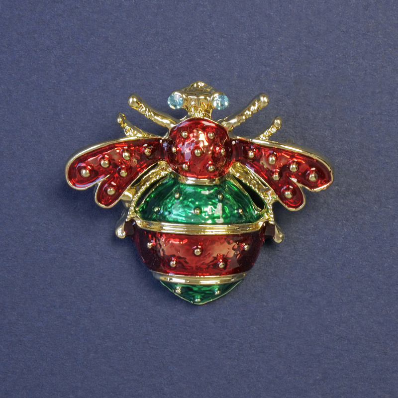 Brosche Insekt rot und grün emailliert aus goldfarbenem Metall, 32 × 38 mm