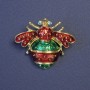 Brosche Insekt rot und grün emailliert aus goldfarbenem Metall, 32 × 38 mm