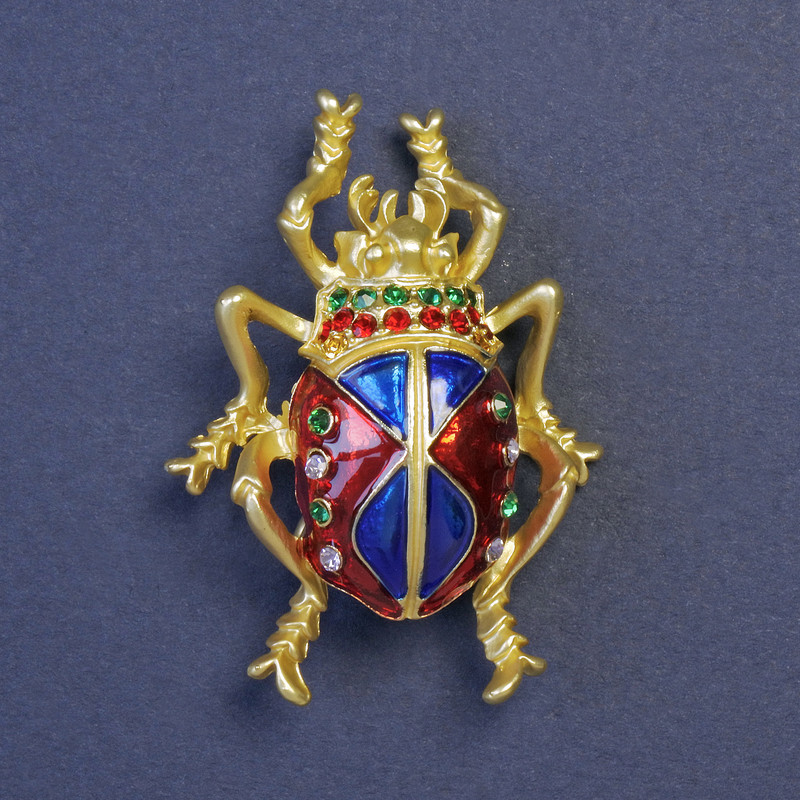 Brosche Skarabäus blau und rot emailliert, mit Strasssteinen, goldfarbenes Metall, 43×25 mm+
