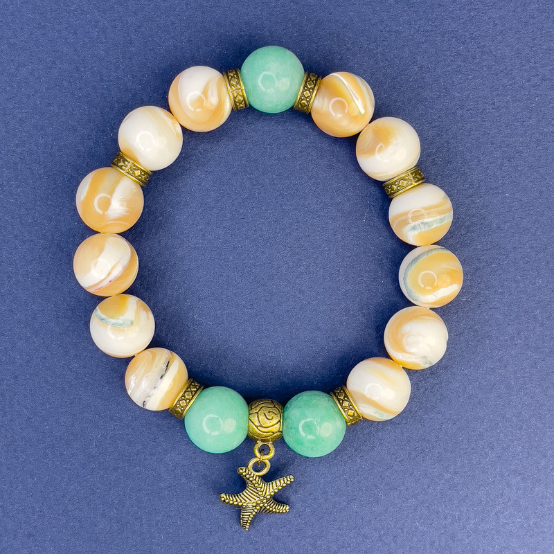 Armband aus Perlmutt beige und Jadeit, glatte Kugeln, Durchmesser 12 mm, Länge ca. 18 cm, Stretch