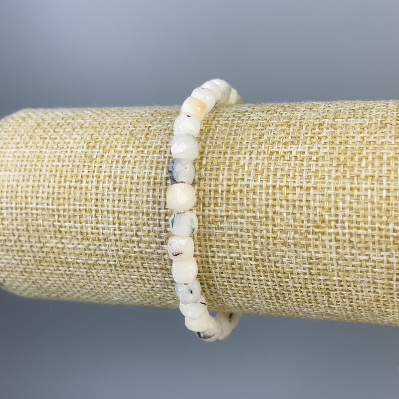 Armband aus facettiertem Opal, Würfel 6×6 mm, Länge ca. 18 cm, elastisch