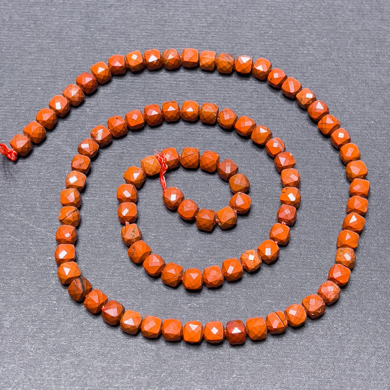 Rote Jaspis Seedperlen auf Schnur, facettierte Würfelperlen, Durchmesser 4 mm, Länge ca. 39 cm