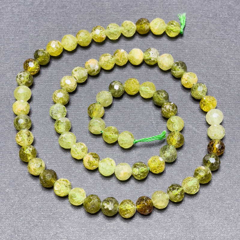 Grossular-Perlen (Grüner Granat) auf einer Schnur, facettierte Kugeln, Durchmesser ca. 6 mm, Länge 39 cm