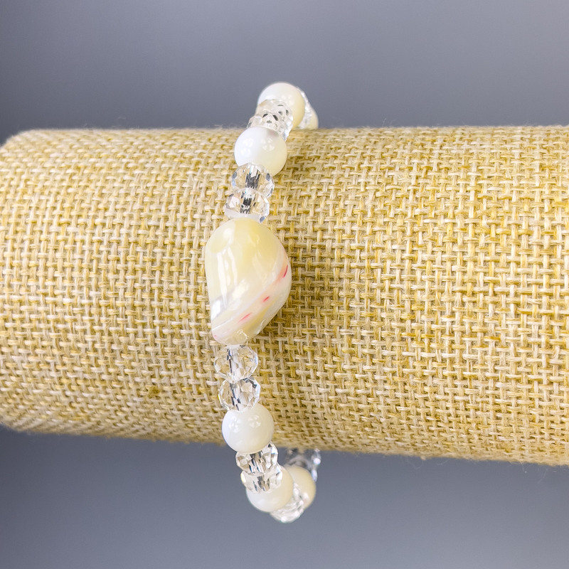Perlmuttarmband, Durchmesser 7 mm ±, und tschechischer Kristall, Durchmesser 6 × 5 mm ±, Länge 18 cm ± Stretcharmband