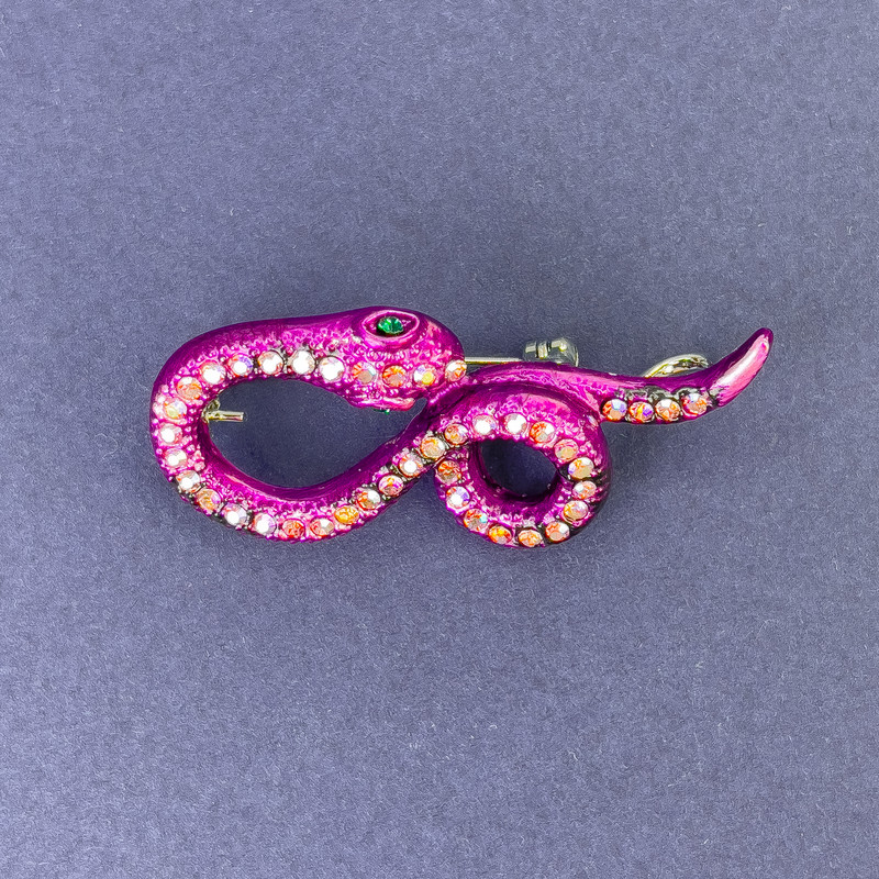 Brosche mit Anhänger Schlange, rosa Emaille, Regenbogen-Strasssteine, silberfarbenes Metall, 44×20 mm +
