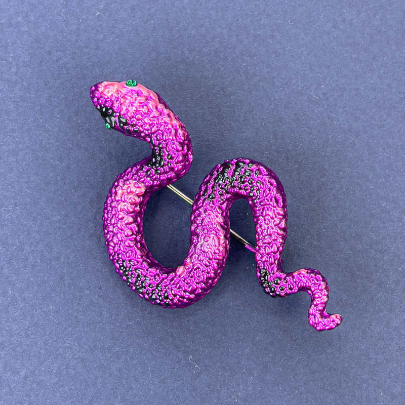 Brosche-Anhänger Schlange, rosa Emaille, mit grünen Strasssteinen, silberfarbenes Metall, 53×30 mm +