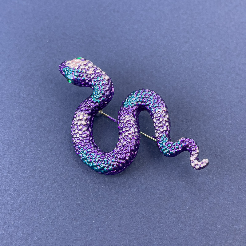 Brosche-Anhänger Schlange violett-blau Emaille mit hellblauen Strasssteinen, silberfarbenes Metall 30×55 mm +
