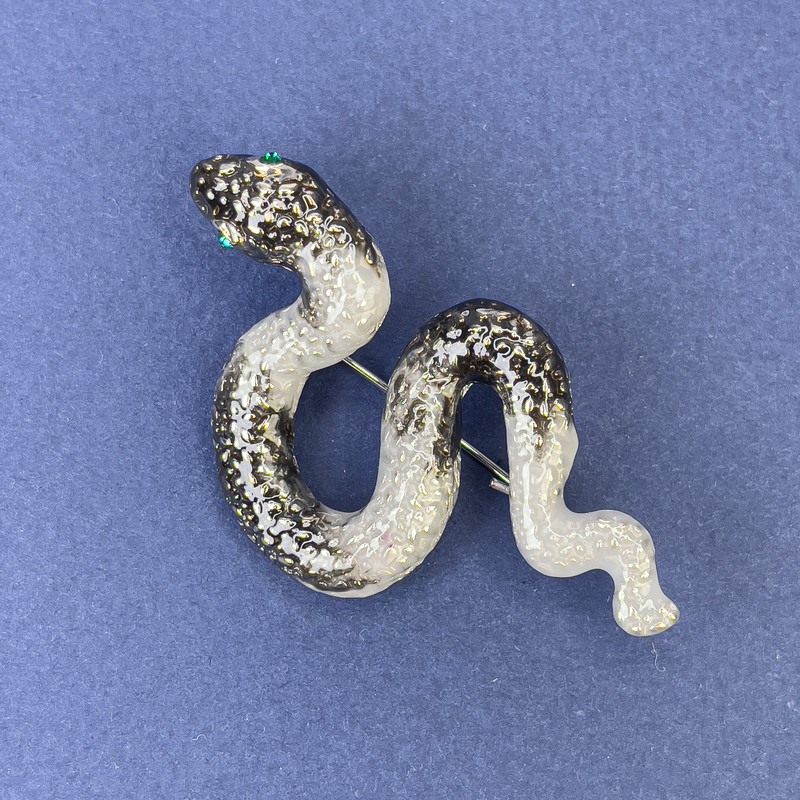 Brosche-Anhänger Schlange, graue Emaille, mit blauen Strasssteinen, silberfarbener Metall, 30 × 55 mm +