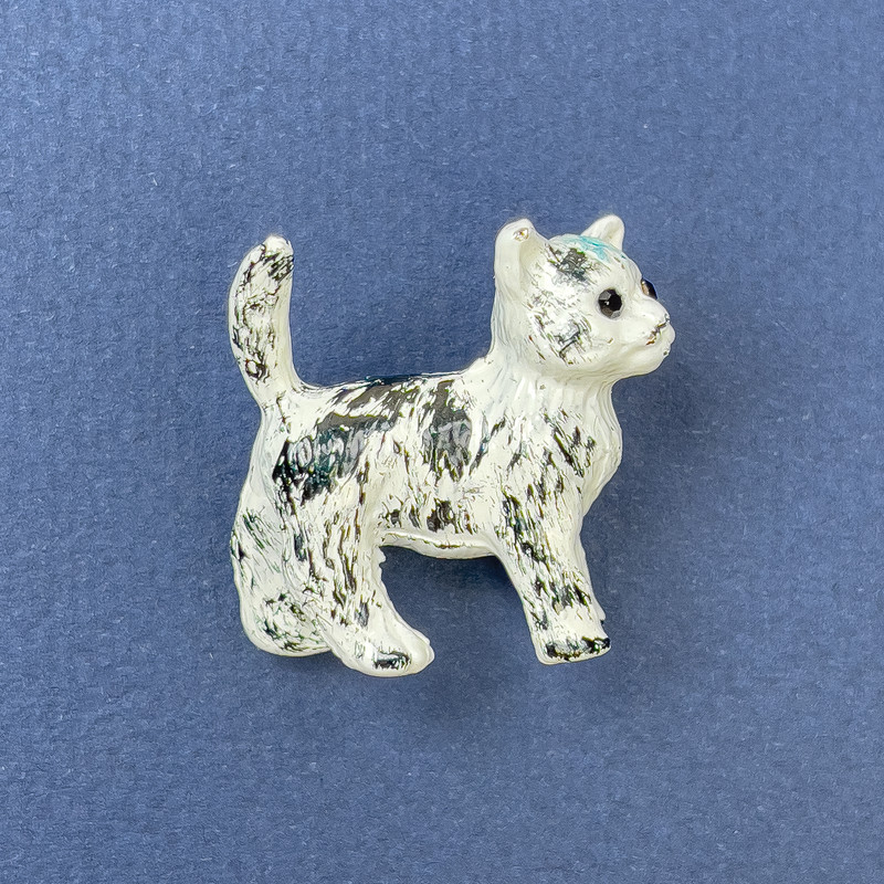 Brosche Katze mit schwarzen Strasssteinen – Weiß und Schwarz, goldfarbenes Metall, 27 × 28 mm