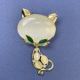 Brosche 'Katze' mit weißem Katzenauge, weiße Strasssteine, goldfarbenes Metall, 34 × 58 mm+
