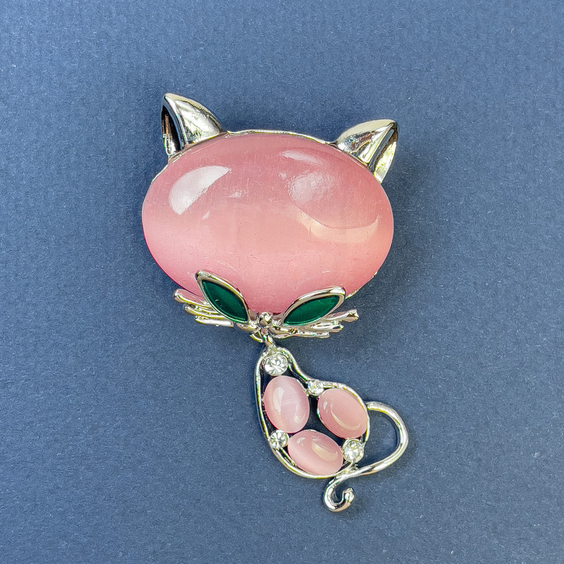 Brosche Katze rosa Katzenauge, weiße Strasssteine, silberfarbenes Metall, 34×58 mm+