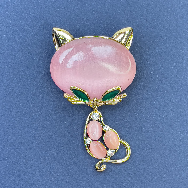 Brosche Katze – Rosa Katzenauge, weiße Strasssteine, goldfarbenes Metall, 34×58 mm+
