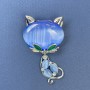 Brosche Katze – blaues Katzenauge, weiße Strasssteine, silberglänzendes Metall, 34×58 mm+