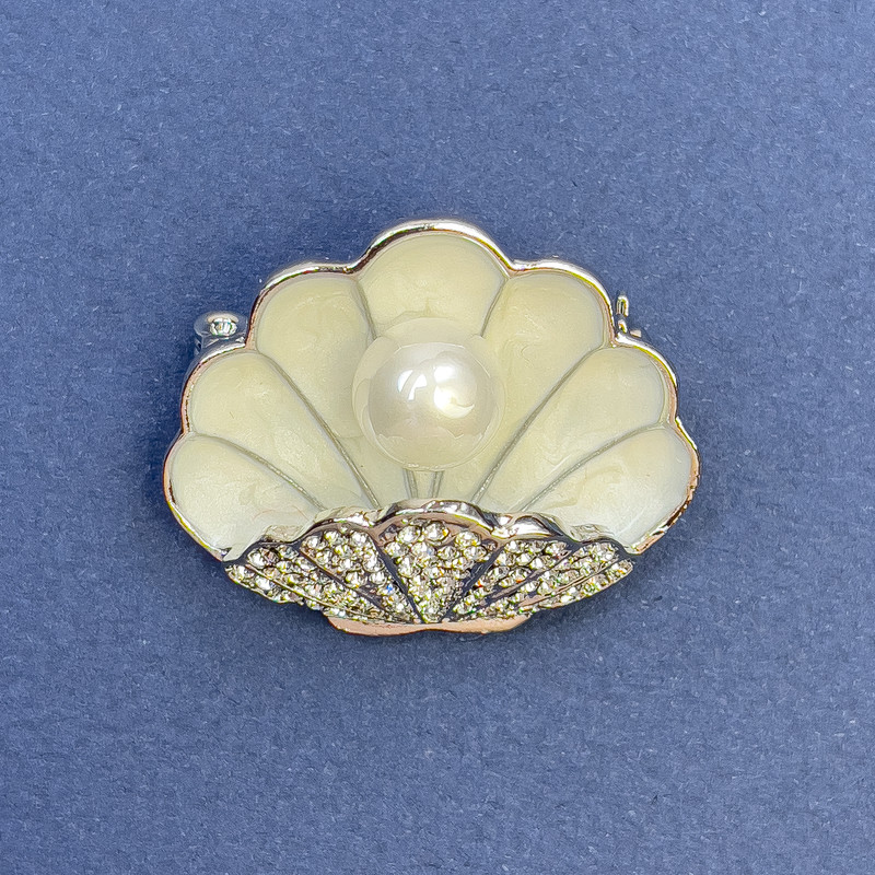 Brosche Muschel mit Perle und weißen Strasssteinen, silberfarbenes Metall 34×29 mm+