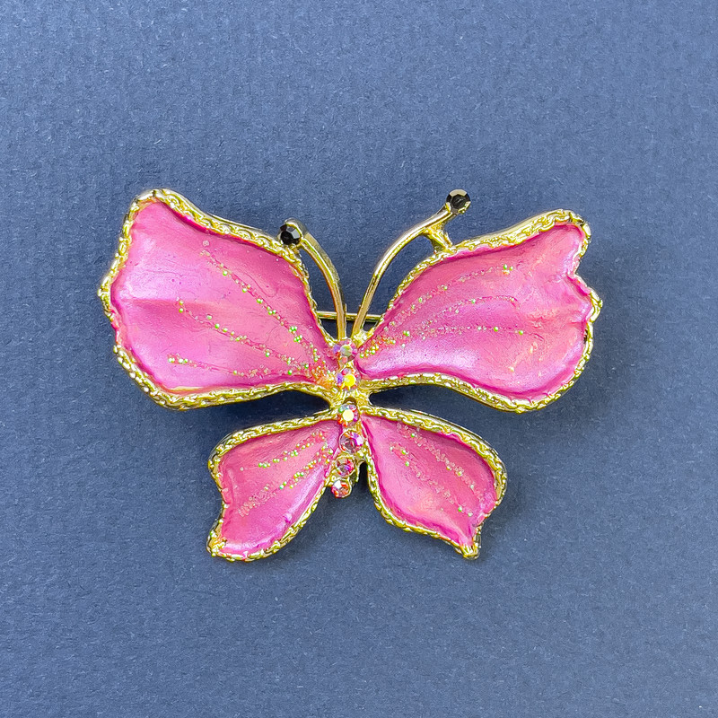 Brosche Schmetterling mit rosafarbenen Strasssteinen, goldfarbenem Metall, Durchmesser 44 mm ±, Länge 33 mm ±