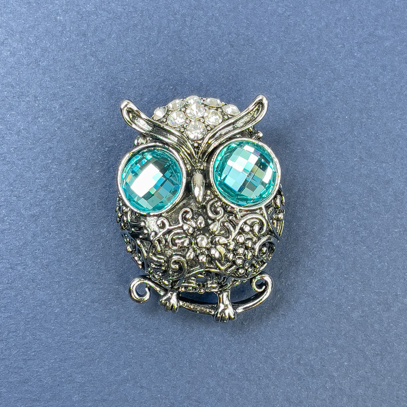 Brosche Eule – blaue und weiße Kristalle, silberfarbenes Metall, Durchmesser ca. 27 mm, Länge ca. 38 mm