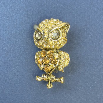 Brosche Eule mit gelben Strasssteinen und goldfarbenem Metall, Durchmesser ca. 19 mm, Länge ca. 34 mm