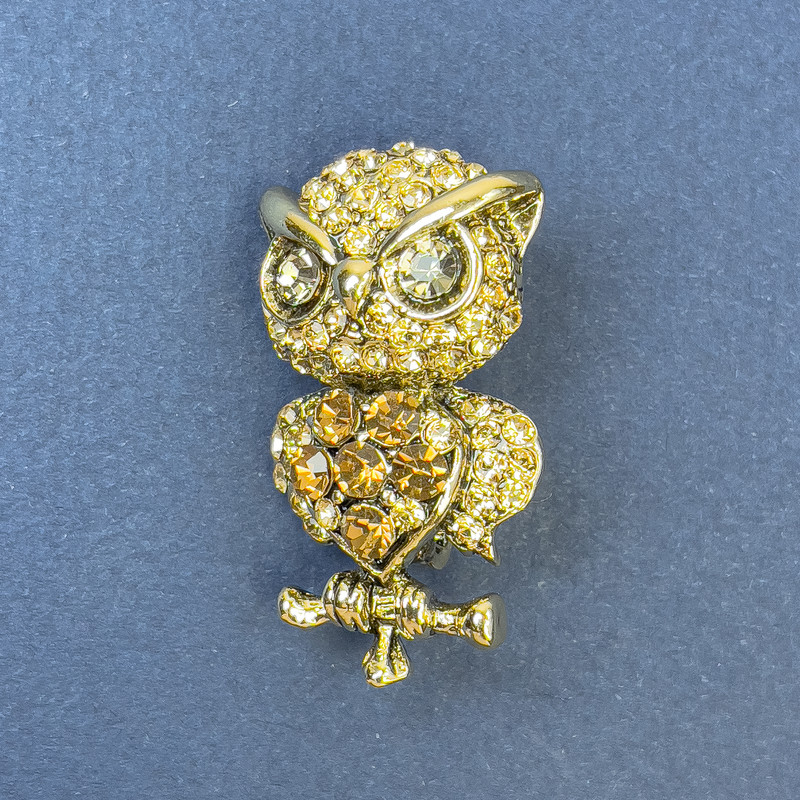 Brosche Eule mit gelben Strasssteinen und goldfarbenem Metall, Durchmesser ca. 19 mm, Länge ca. 34 mm
