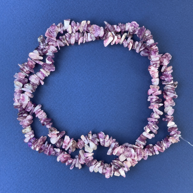 Turmalin-Chips 8–4 mm, auf Schnur, Länge ca. 80 cm+