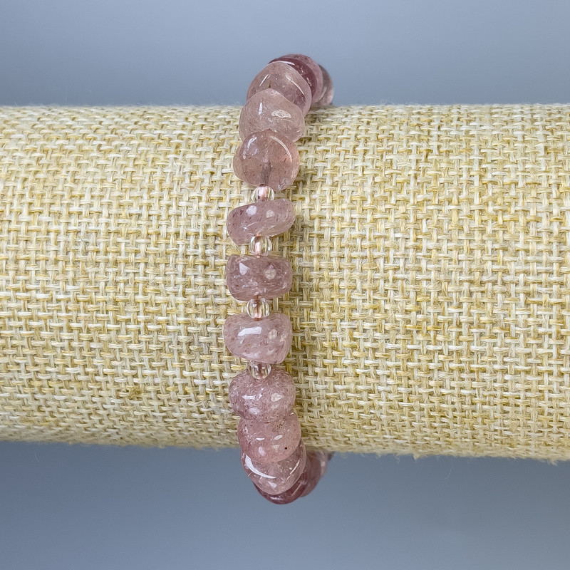 Armband Erdbeerquarz, facettierte Perlen, Durchmesser ca. 9×4–6 mm, mit Seed-Beads, Länge ca. 18 cm, Stretcharmband