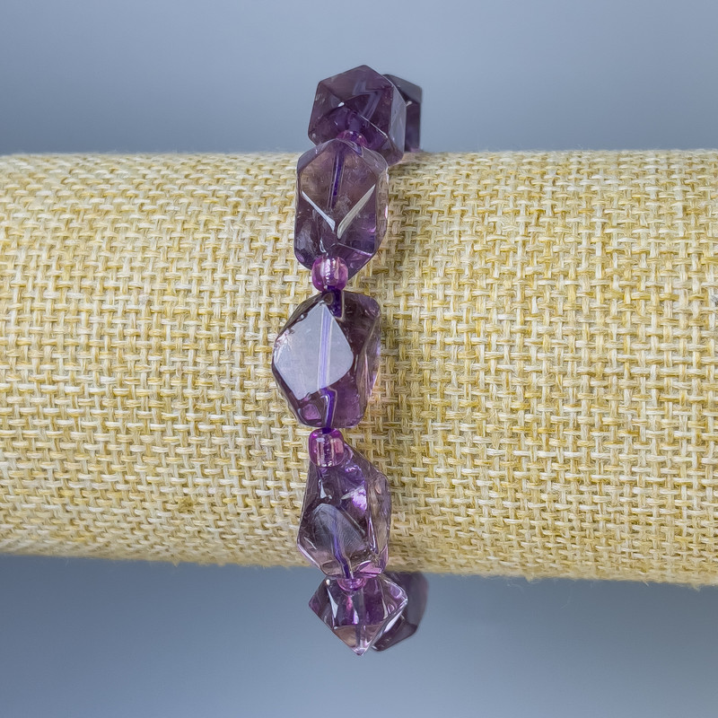 Amethyst-Armband, facettierte Amethyst-Steine, 12–15 × 9–13 mm, Länge ca. 18 cm, Stretch