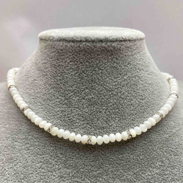 Choker aus natürlichem Perlmutt, Rondell 5×3 mm, mit Metall-Einsätzen und weißen Strasssteinen, Länge 35–43 cm