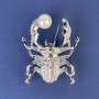 Brosche Kugel-Skarabäus, weiße Strasssteine, Perle, silberfarbenes Metall, 40×33 mm+