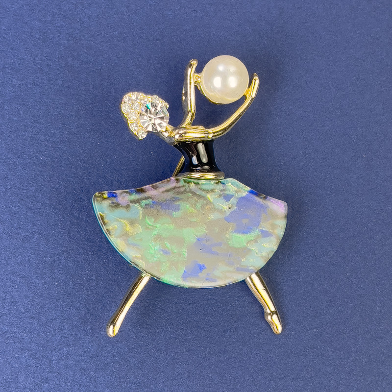Brosche-Anhänger 'Mädchen' mit weißen Strasssteinen und Perle, goldfarbenes Metall 47 × 32 mm ± mit einer Perle